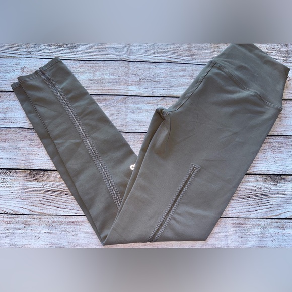 SOLD🔴ALO Yoga Dash Leggings in Gravel - Picture 5 of 11